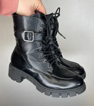 Sincerely Jules Eastbridge Black Combat Lug Sole‎ Buckle Boots F33962 Womens 9M thumbnail 1