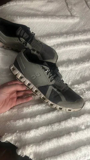 On Cloud Running Shoes thumbnail 2