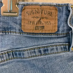 Signature Levi’s Medium wash, mid rise denim shorts sz 27 modest mom short basic thumbnail 3