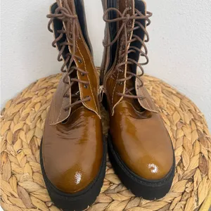 Anthropologie Boot Lace up Moto Patent Camel Brown Leather Ankle Boots thumbnail 4