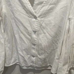 Alexis White Textured Button-Down Blouse – Size‎ M thumbnail 6