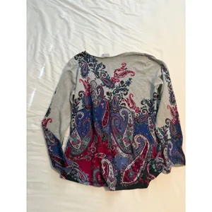 Chico's Sweater Paisley Boho Gray Blue Pink V-Neck‎ Lightweight Knit Size 1 M thumbnail 7