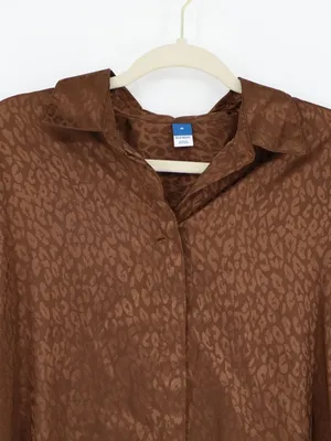 Old Navy Satin Boyfriend Shirt Women’s Medium Espresso Leopard Jacquard NWT thumbnail 4