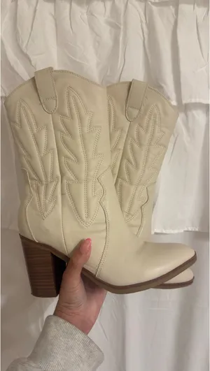 MIA Cowgirl White Boots thumbnail 2
