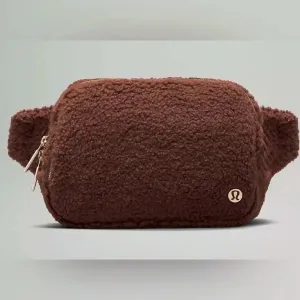 NWT LULULEMON BROWN 2L EVERYWHERE BELT BAG FUZZY. No longer available in stores thumbnail 3