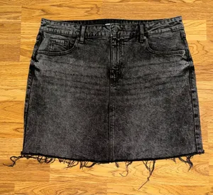 Old Navy 2 Toned Black Denim Short Skirt Women’s Size 14 Distressed Raw Hem EUC thumbnail 1