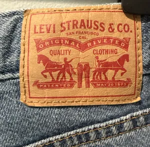 Women’s Levi’s High-Waisted Taper Jeans Medium Wash Mom Jean Size 30 thumbnail 3