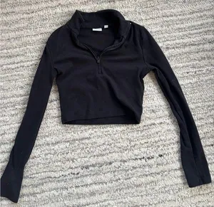 Aritzia black Sunday Best quarter zip crop long sleeve in xs thumbnail 1
