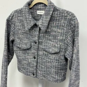 Boutique Storia Tweed Like Cropped Button Jacket‎ Top Dusty Gray Small thumbnail 5