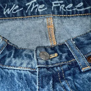 🆕‎ FREE PEOPLE WE THE FREE Bailey Denim Fringe Raw Edge Mini Skirt EUC Size 26 thumbnail 6