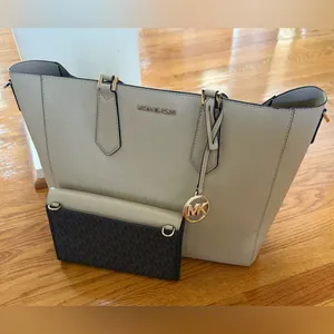 MICHAEL Michael Kors Kimberly Large Beige Tote and Mini Detachable Wallet thumbnail 9