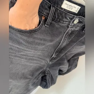 Abercrombie & Fitch Curve Love Ultra High Rise 90s Straight Jean Black Wash 8 L thumbnail 3