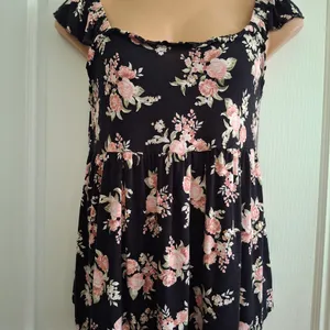 Torrid Sz 1 Floral Black and Pink Women's Top thumbnail 5