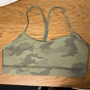 Green Camo Size 6 Lululemon Flow Y Sports Bra Nulu B/C Cup thumbnail 3