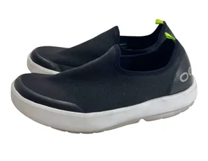 OOFOS OOmg eeZee Low Shoe in Black/White Black Size 8 thumbnail 1