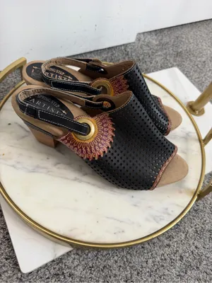L’Artiste Millie Sandals Sz 40 B Black Leather Perforated Block Heel thumbnail 2