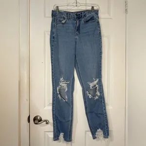 American‎ Eagle Mom High Waisted Distressed Med Light Wash Jeans size 4L thumbnail 4