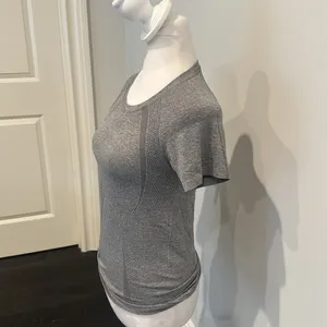 Gray Seamless Athletic Tee thumbnail 2