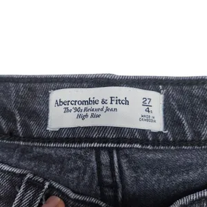 Abercrombie & Fitch 90s Relaxed High Rise Jeans Size 27 4 Washed Black Raw Hem thumbnail 5