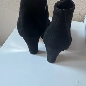 Elegant Black Ankle Boots Size 7 thumbnail 4