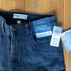 NWT Abercrombie & Fitch The‎ Skinny High Rise Curve Love in Black thumbnail 4