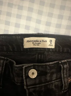 Abercrombie Mid-Rise 90s Straight Jeans thumbnail 5