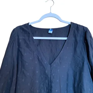 Old Navy Womens Plus Size XXL Gray Floral Embroidere V-Neck Popover Blouse thumbnail 2
