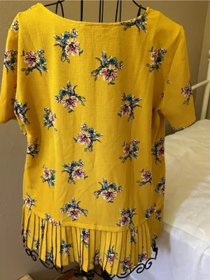 EUC Yellow Floral Short Sleeve blouse with Pleated Hem | Les Amis Women’s M thumbnail 3