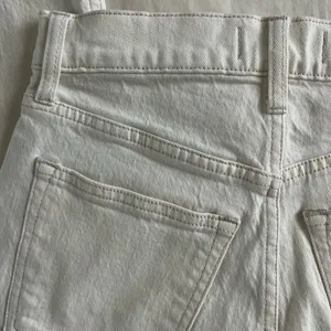 Abercrombie & Fitch Ultra High Rise Ankle Straight Jean in Cream thumbnail 10