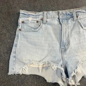 Abercrombie & Fitch The Mom Short Light Wash High Rise Distressed Denim 28 6‎ thumbnail 6