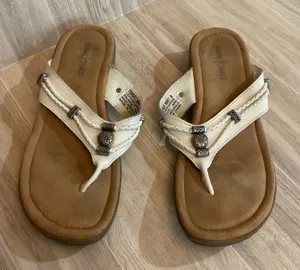 Minnetonka Womens White Leather Thong Sandals‎ Braided Silver Medallion 700001 9 thumbnail 1