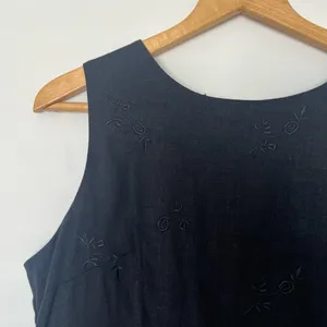 Vintage Dress Barn Black Linen Embroidered Sleeveless Blouse thumbnail 2
