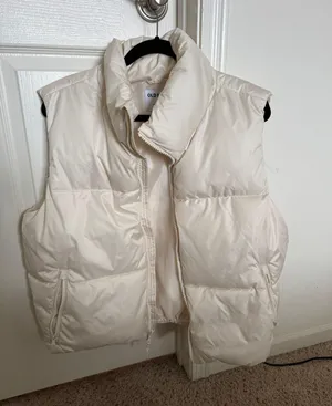Old Navy Puffer Vest thumbnail 1