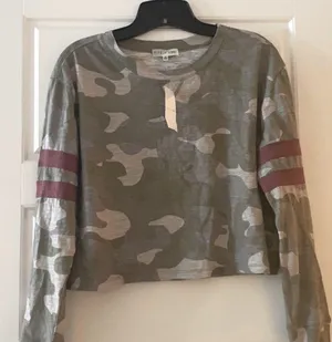 HP🎉NWT Cropped Camo T-shirt thumbnail 1