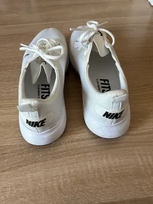 Nike Women's White Mesh Sneakers with Black Swoosh thumbnail 3