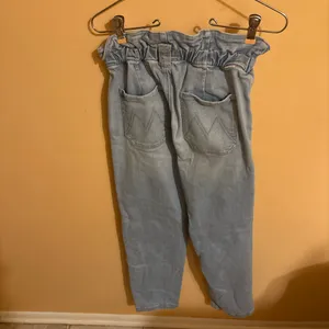 Mother Yoyo Ruffle Greaser Ankle Jeans in Crafty Side thumbnail 6