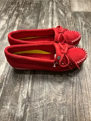 Minnetonka Red Suede Moccasin with Fringe Bow Size 5 thumbnail 8
