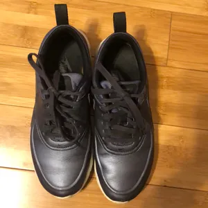 Nike Women's Air Max Thea SE Running Shoe 6.5 Black thumbnail 2