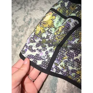 Lululemon Tracker Short III 4-Way Stretch Floral Running Shorts Size 6 thumbnail 5