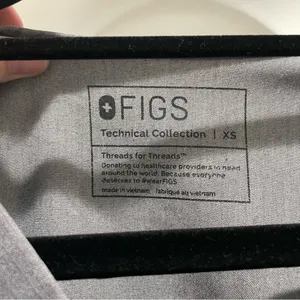 Figs Casma Three-Pocket Scrub Top™ in Graphite Grey XS thumbnail 6