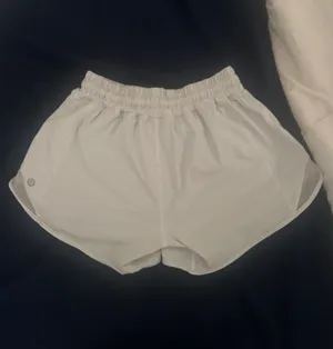 Lululemon Hotty Hot Low-Rise Short 4” thumbnail 4