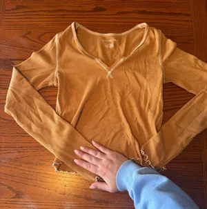 American Eagle Cropped Long Sleeve thumbnail 1