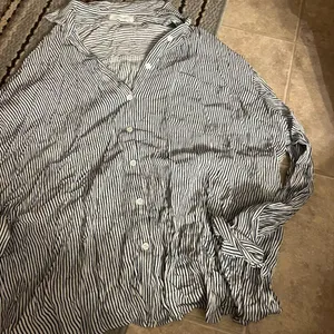 Carly Jeans xs/s button down blouse‎ thumbnail 2