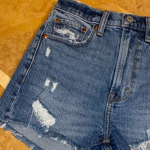 NWT!! Abercrombie & Fitch High Rise The Mom Short Medium Wash Denim Size 24 / 00 thumbnail 3