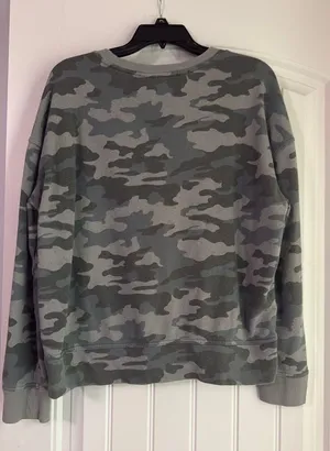 Universal Thread green camo sweater  thumbnail 1