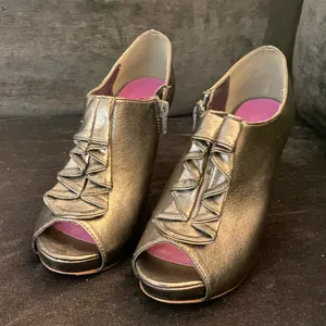 Madden Girl Gunmetal Ruffle Peep Toe Booties | Metallic Ankle Heels Size 7 Shoes thumbnail 3