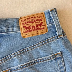 Levi's 501 Original Distressed Cut Off Denim Shorts Womens 27 Light Wash Blue thumbnail 9