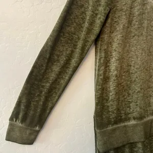 ⭐️Abound green vintage looking high low long sleeve vneck sweater size XS thumbnail 6