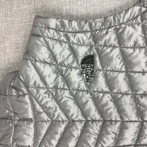 The North Face ThermoBall Puffer Vest Womens Medium Gray Quilted Zip Insulated thumbnail 13