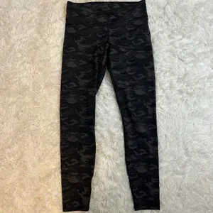 Fabletics Camo Leggings Black Grey Activewear Workout Athleisure Size M thumbnail 2